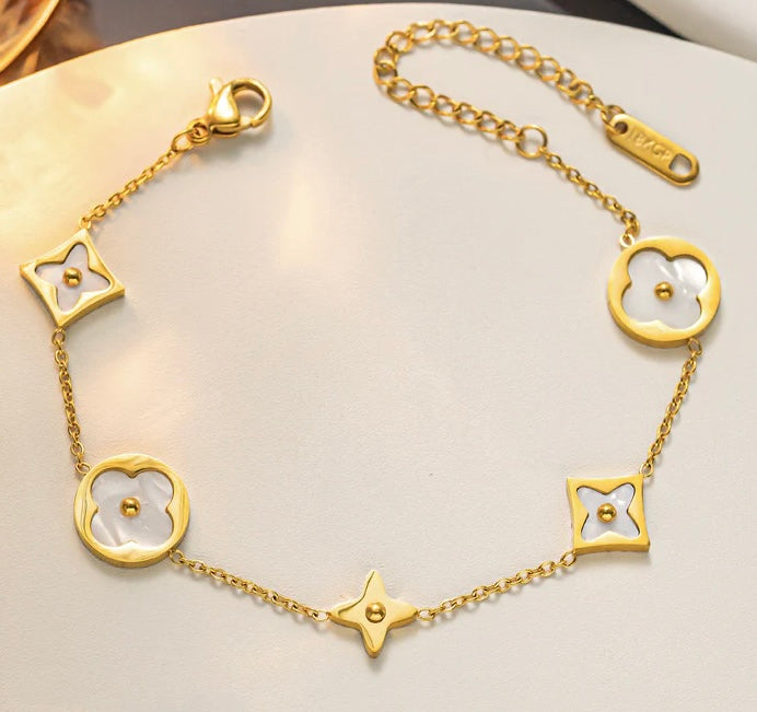 Gold O-chain bracelet with clover charms