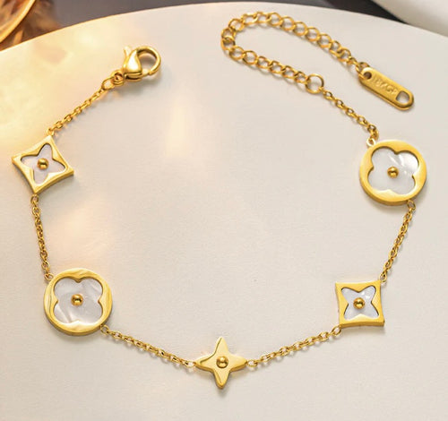 Gold O-chain bracelet with clover charms