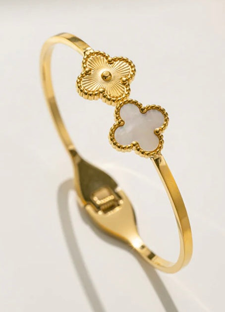 Gold bracelet with two contrasting clover charms