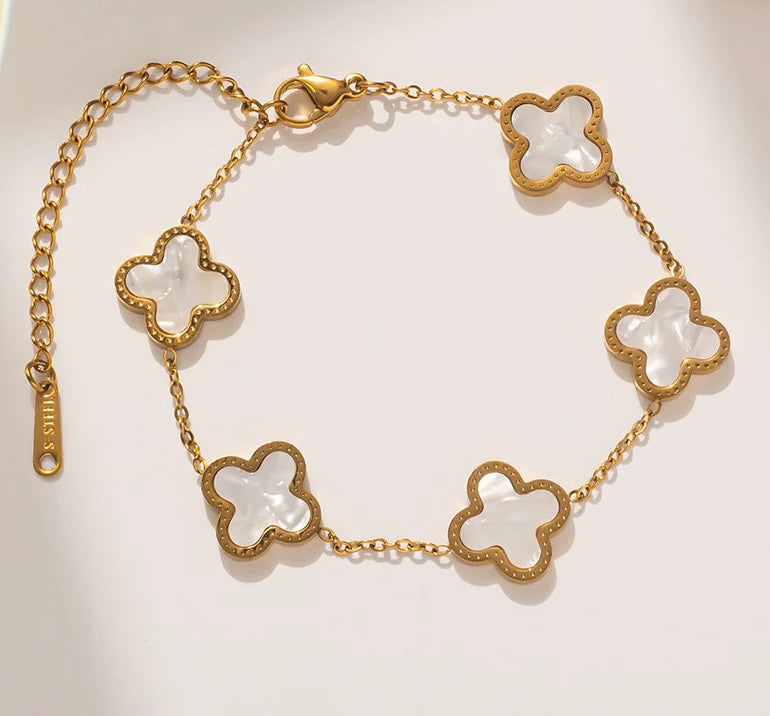 Gold O-chain bracelet with shell clover charms