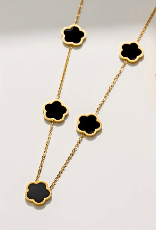 Gold necklace with five-petal mother-of-pearl pendant